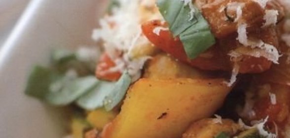 Бутерброды с зеленым маслом и помидорами