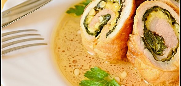 Рулетики из свинины со шпинатом,сыром и орехами