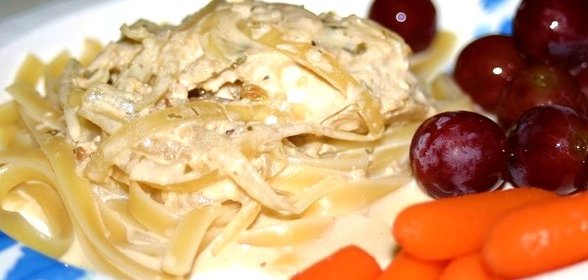 Тушеная курица в сливочном соусе