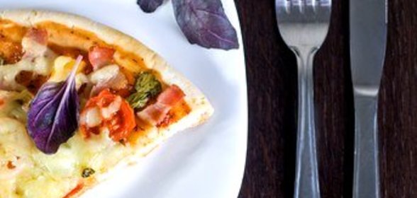 Пицца с беконом и овощами