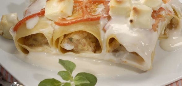 Каннеллони со свининой в соусе бешамель