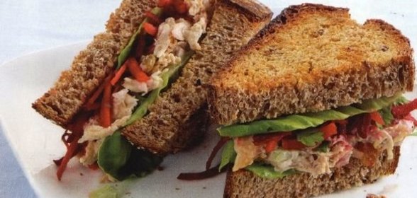 Сэндвичи с куриным мясом, морковью и свеклой