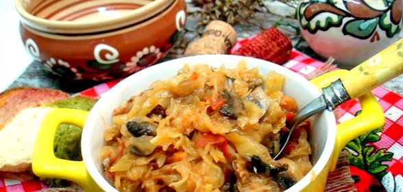 Капуста тушёная с беконом и грибами