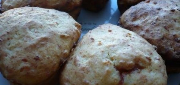 Творожные кексики с ревнем и малиной