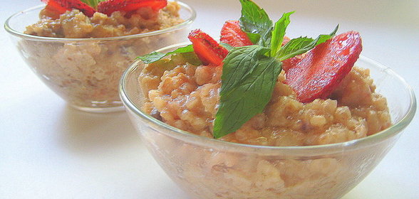 Каша с печеньем и клубникой