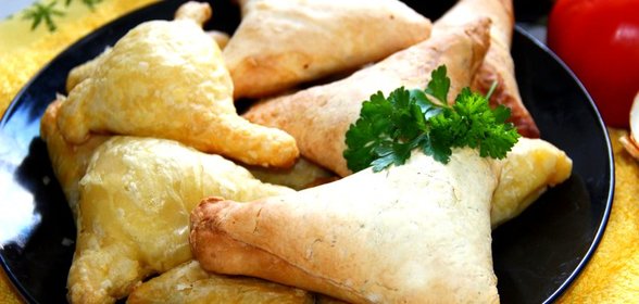 Самса с луком и курицей