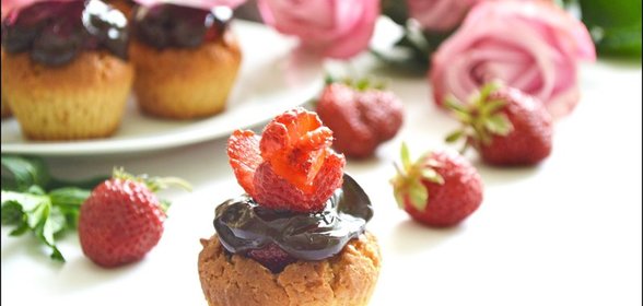 Кексы с клубникой и кремом из шоколада и соевого соуса