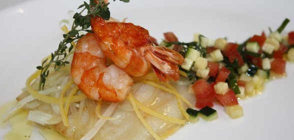Рыбка с лимонной цедрой, креветками и овощной сальсой