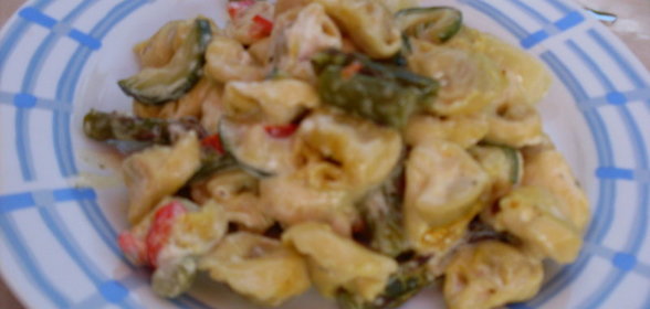 Тортеллони со спаржой в сливочном соусе :)