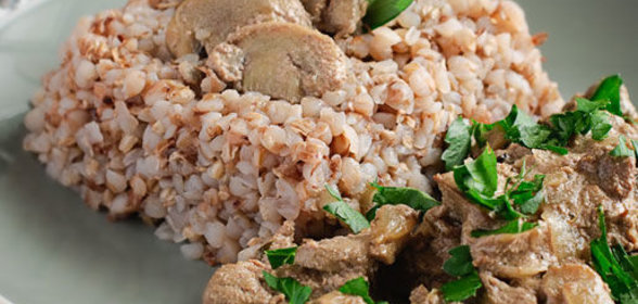 Куриная печенка с грибами и гречкой