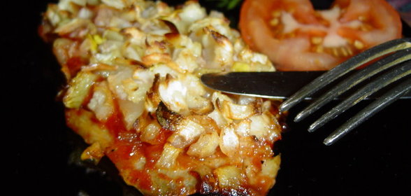 Рыба, запеченная с чесноком и луком