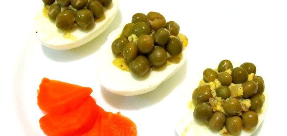 Фаршированные яйца с зеленым горошком