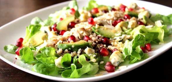 Салат с киноа, гранатом, авокадо, голубым сыром и миндалем под пикантной заправкой