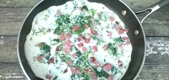 Белковый омлет с колбасой и зеленью