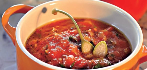 Соус из свежих помидоров, каперсов и базилика