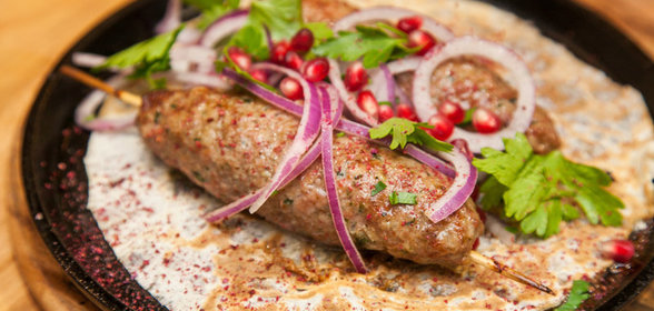 Мясо с огурцами и перцем чили