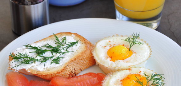 Яйца в корзинках - быстрый завтрак