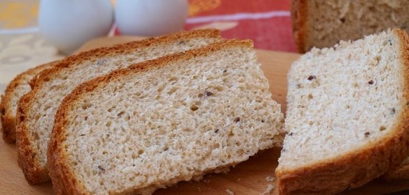 Хлеб с цельнозерновой мукой и семенами льна в хлебопечке