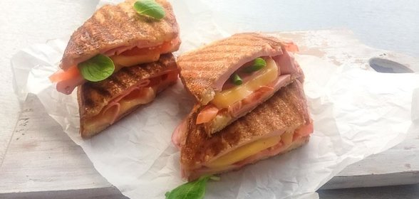 Жареные сэндвичи с ветчиной, сыром и помидорами