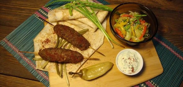 Кабоб из говядины с соусом цахтон и пряными огурцами по-корейски
