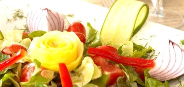 Салат с креветками и луком-шалот