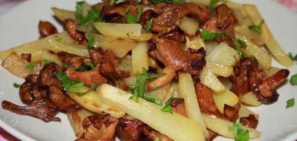Жареный картофель с лисичками