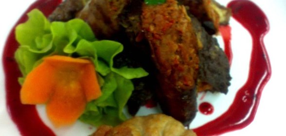 Мясной микс с брусничным соусом