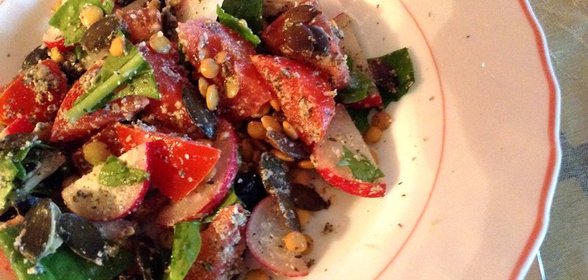 Овощной сыроедческий салат с изюмом