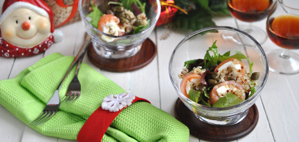 Салат с киноа, рыбными роллами и сливочным сыром