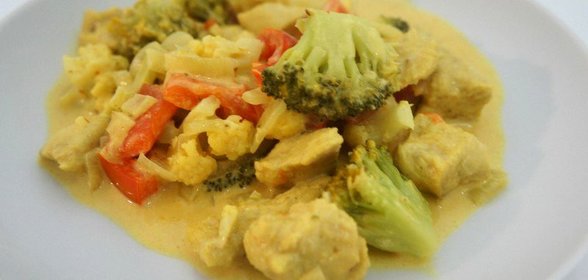 Куриное филе с овощами в соусе Карри