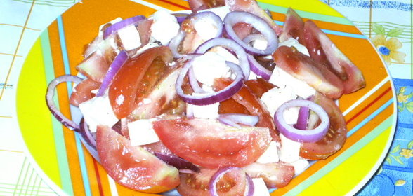 красный салат с сыром фета