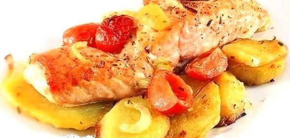 Лосось с картофелем, запеченный в духовке
