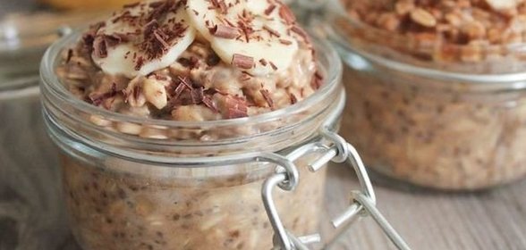Овсянка в банке с бананами и семенами чиа