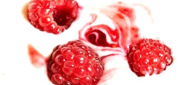 Летний салат с малиной и творогом