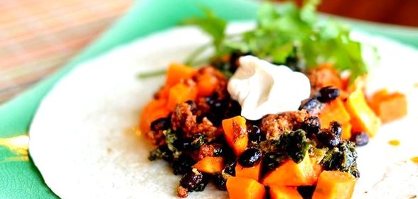 Запеченный сладкий картофель с фасолью и говядиной