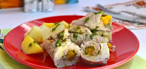Свиные рулетики, фаршированные морковью с картофелем на пару