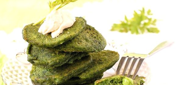 Оладьи со шпинатом и зелёным горошком