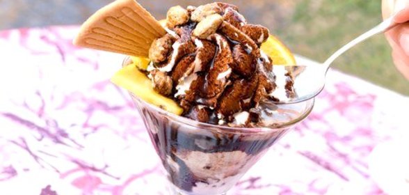 Теплый соленый карамельный соус с ванильным мороженым и карамелизованными орехами