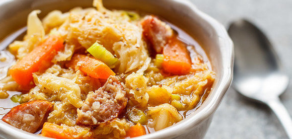 Капуста, тушенная с колбасками