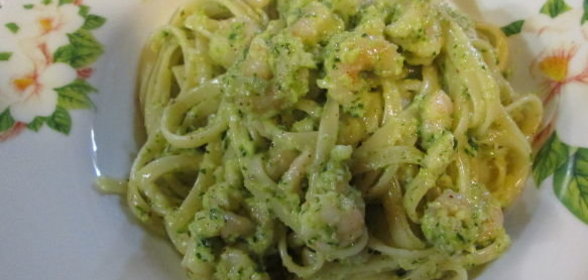 Паста (лингуине) с креветками и соусом песто из цуккини