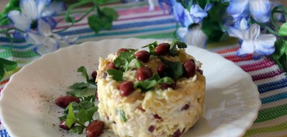 Салат с курицей, фасолью и плавленным сыром