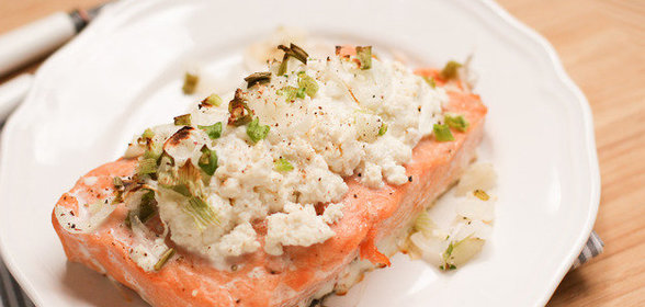 Семга с рикоттой и молодым луком