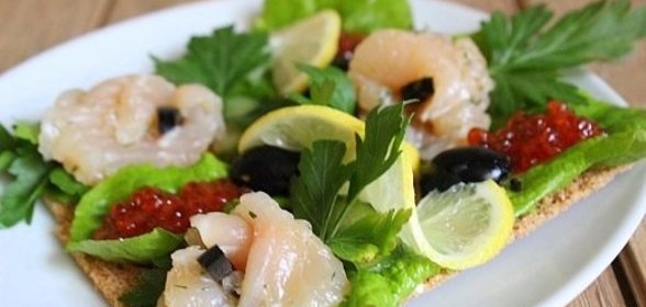 Праздничные бутерброды с лососем и красной икрой