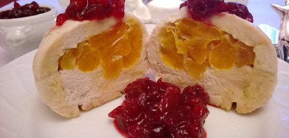 Куриные шарики с начинкой и клюквенным соусом