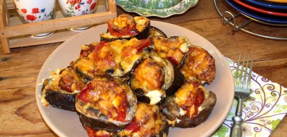Баклажаны, запеченные с помидорами и грибами
