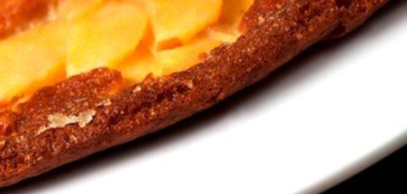 Тарт с карамелизованными яблоками