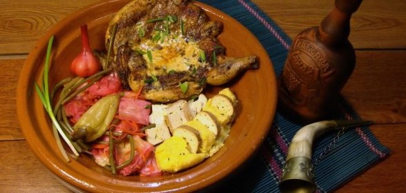 Цыпленок на кеци с полентой и сливочным соусом Айоли