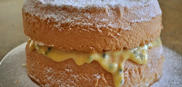 Бисквитный торт с творожной начинкой