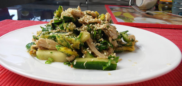 Салат-закуска из курицы со свежими огурцами. Видео