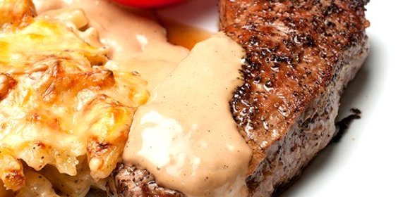 Стейки с соусом из розового перца